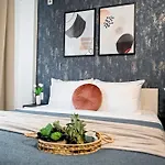 Old Town Charm - Modern & Comfortable In The Heart Of The