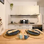 Apartment Old Town Charm - Modern & Comfortable In The Heart Of The Bukarest