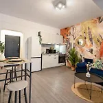 Old Town Charm - Modern & Comfortable In The Heart Of The