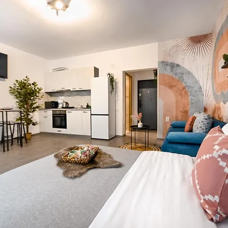Old Town Charm - Modern & Comfortable In The Heart Of The