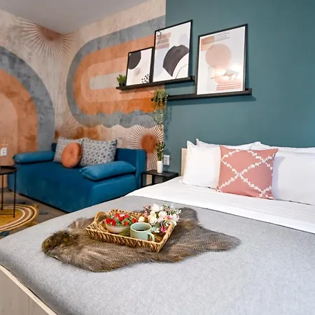 Old Town Charm - Modern & Comfortable In The Heart Of The