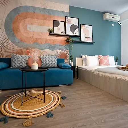 Apartment Old Town Charm - Modern & Comfortable In The Heart Of The